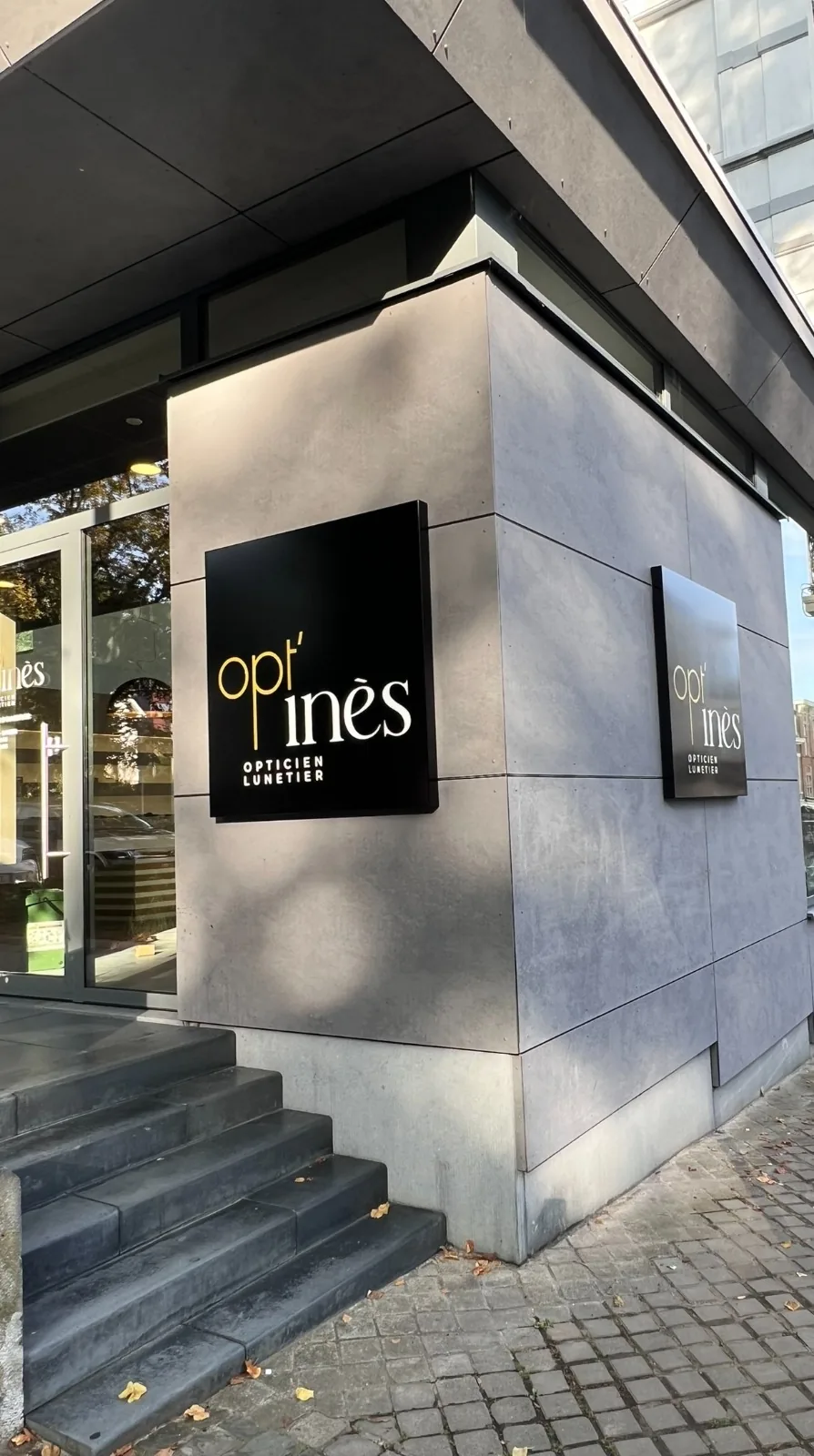Sélection de montures de créateurs disposées sur un plateau chez Opt'Inès Verviers