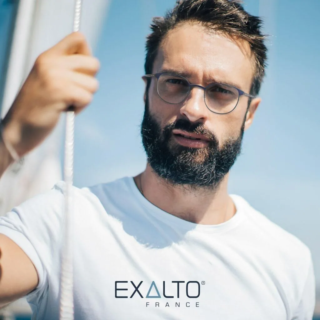 Cliente portant les lunettes Exalto