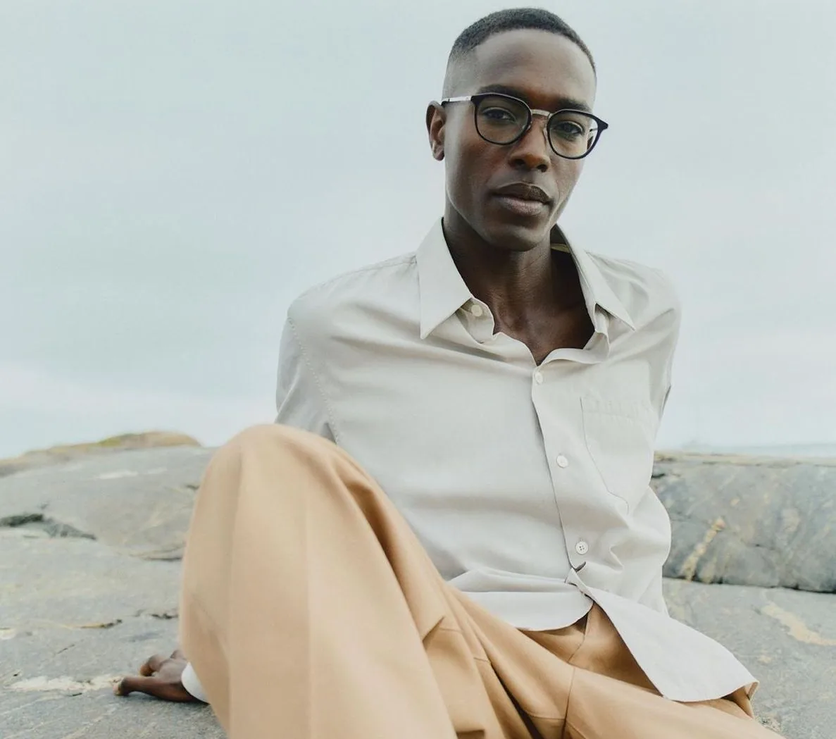 Cliente portant les lunettes MYKITA