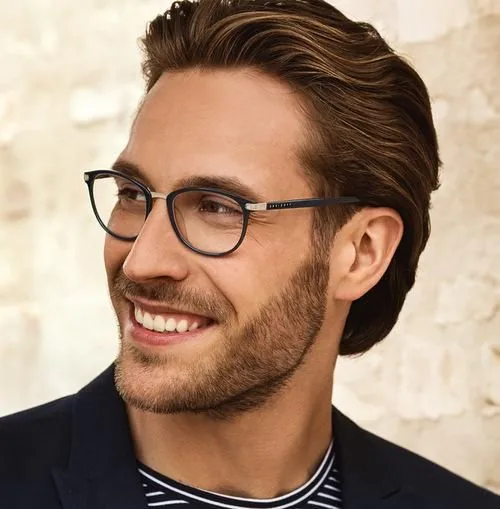 Cliente portant les lunettes Davidoff