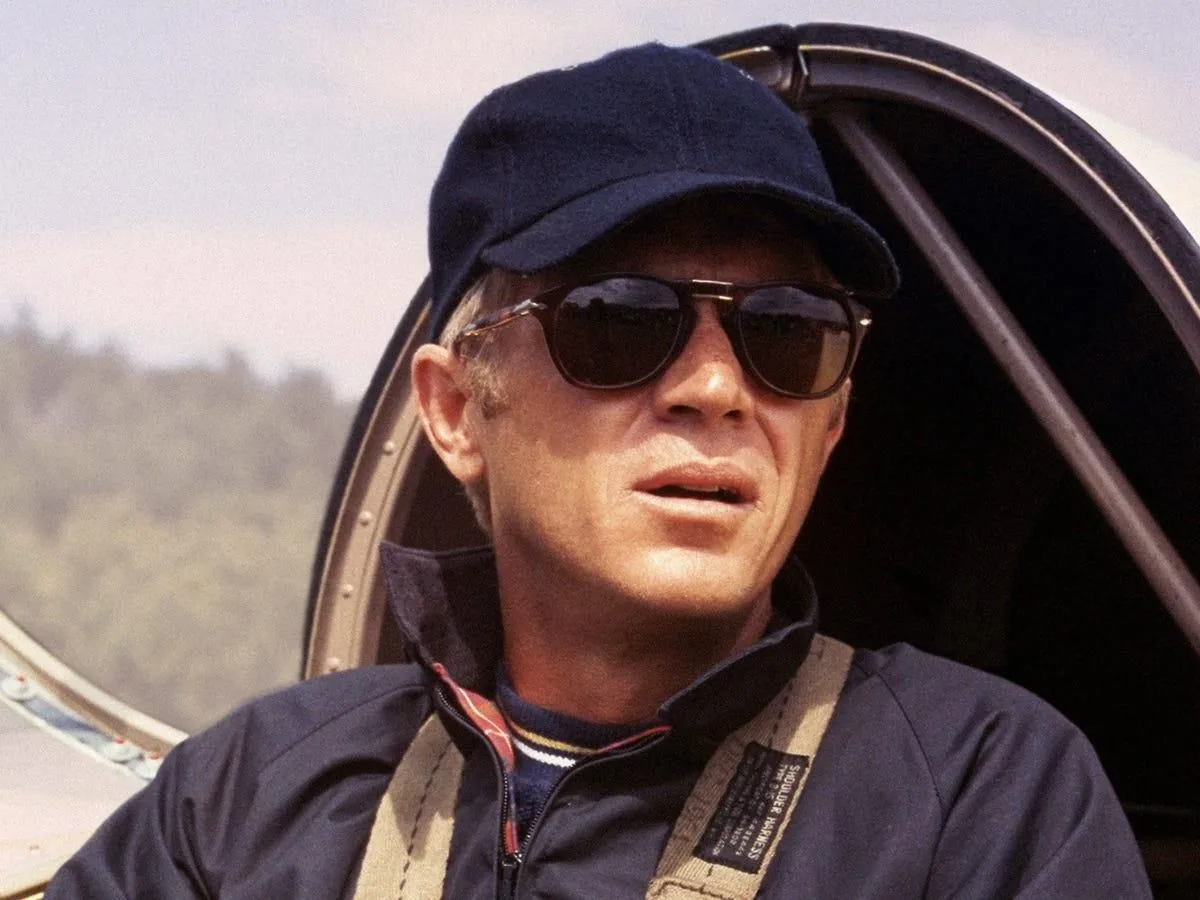 Cliente portant les lunettes Steve McQueen
