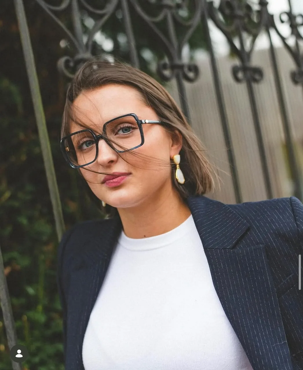Femme portant des lunettes de créateurs sélectionnées chez Opt'Inès à Verviers
